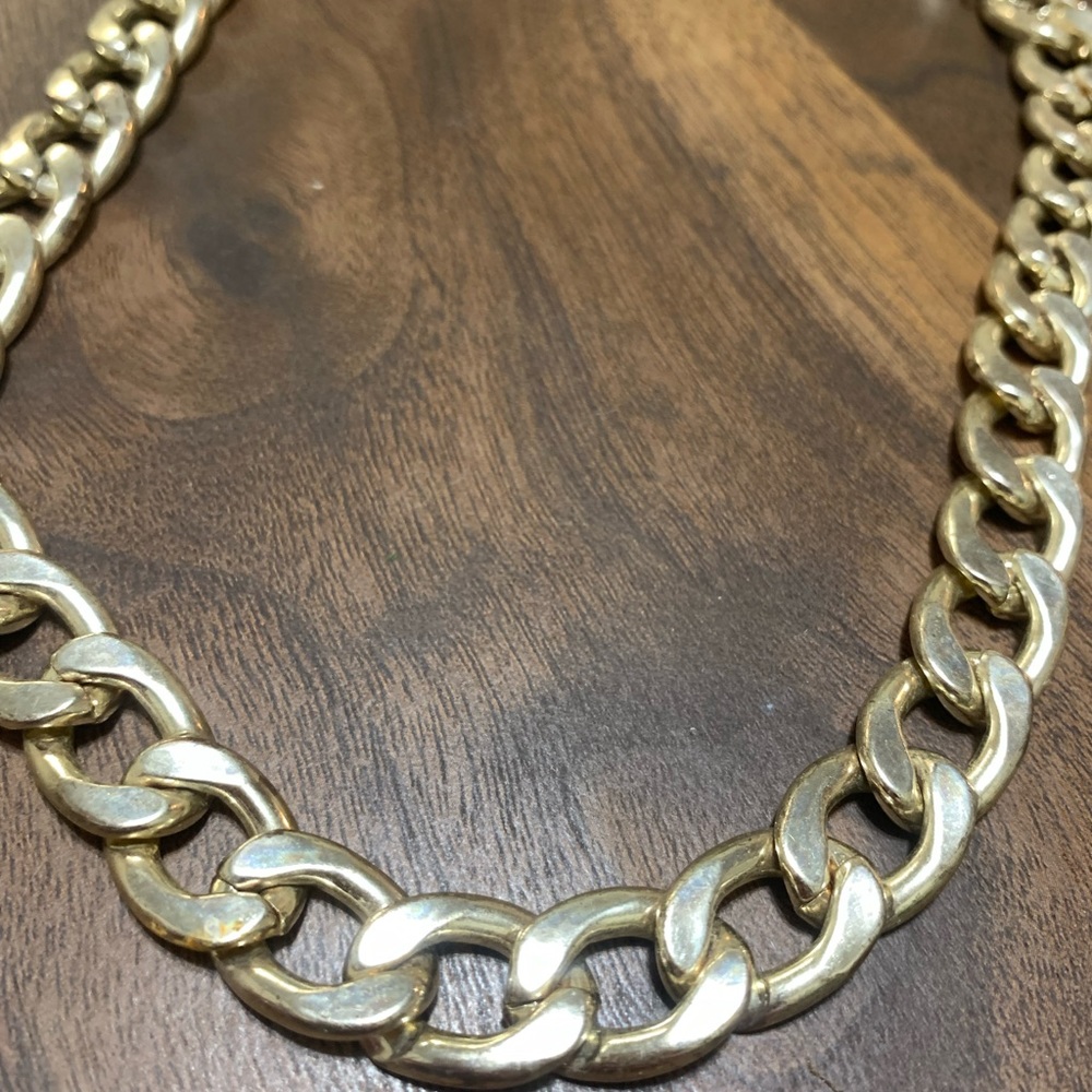 Thick gold chain necklace. Shorter length- slightly longer than a chocker